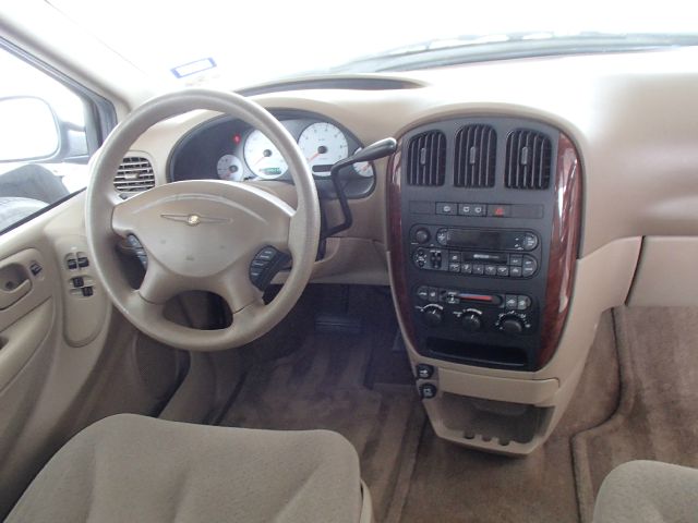 Chrysler Town and Country 2003 photo 1