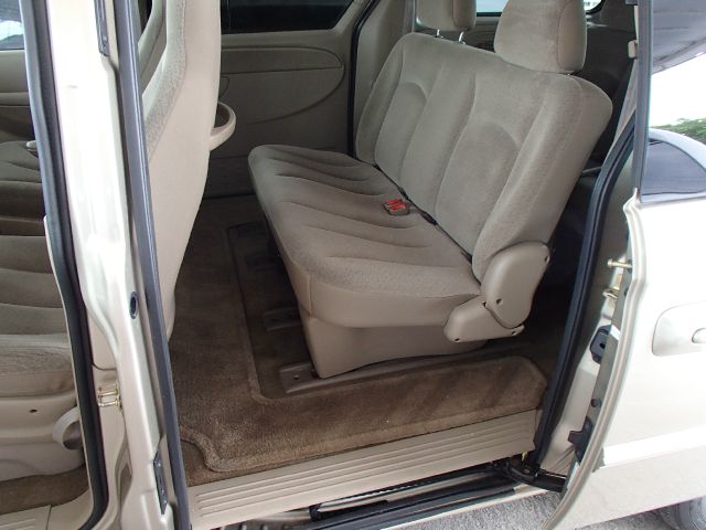 Chrysler Town and Country 2003 photo 2