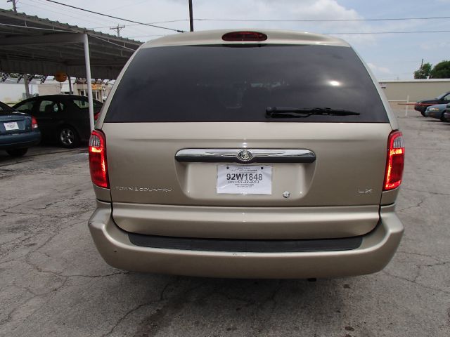 Chrysler Town and Country 2003 photo 3