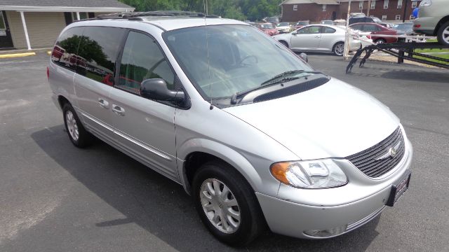 Chrysler Town and Country 2003 photo 1