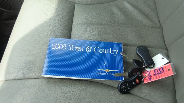 Chrysler Town and Country 2003 photo 2