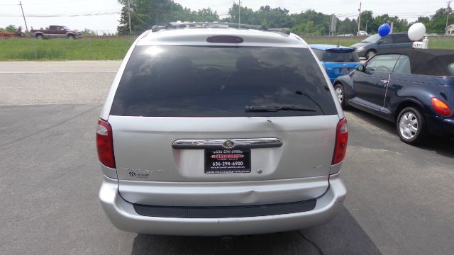 Chrysler Town and Country 2003 photo 6