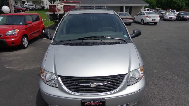 Chrysler Town and Country 2003 photo 9