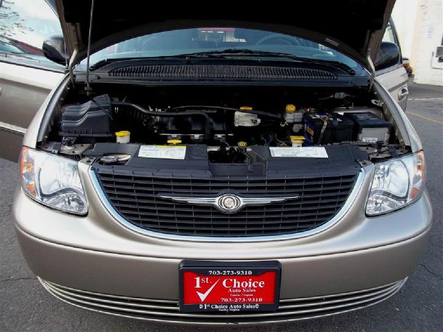 Chrysler Town and Country 2003 photo 1