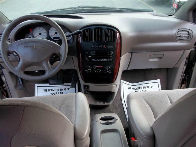 Chrysler Town and Country 2003 photo 11