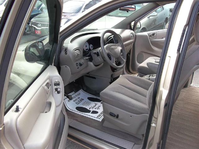Chrysler Town and Country 2003 photo 15