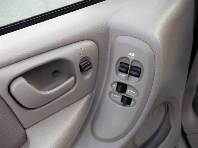 Chrysler Town and Country 2003 photo 2