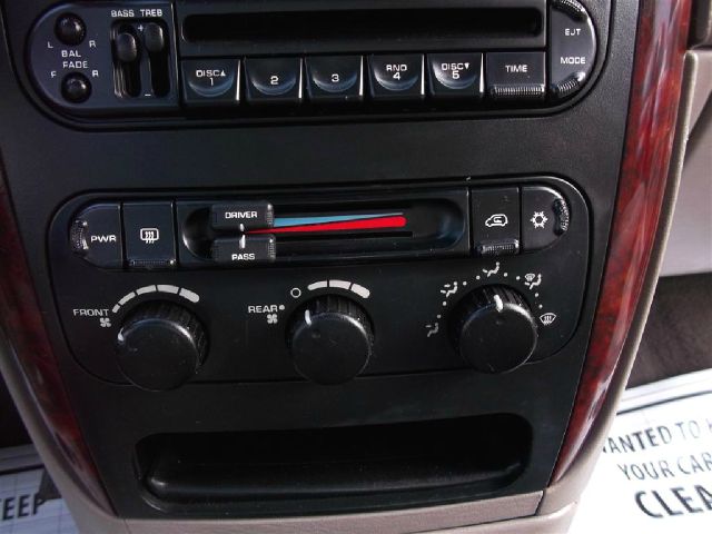 Chrysler Town and Country 2003 photo 22