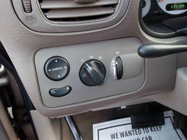Chrysler Town and Country 2003 photo 24
