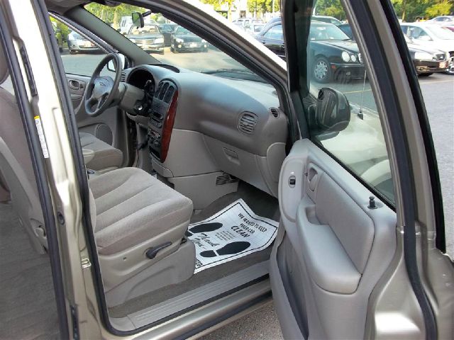 Chrysler Town and Country 2003 photo 4