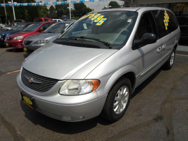 Chrysler Town and Country 2003 photo 1