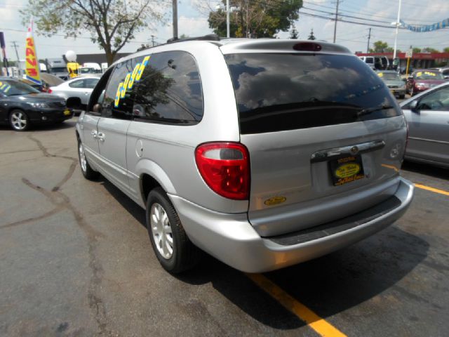 Chrysler Town and Country 2003 photo 2