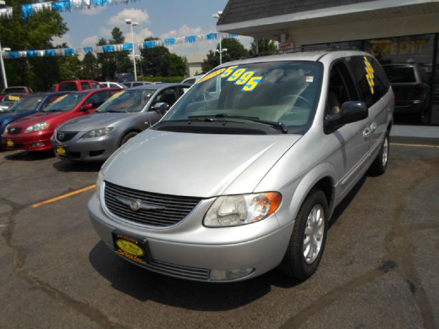 Chrysler Town and Country 2003 photo 3