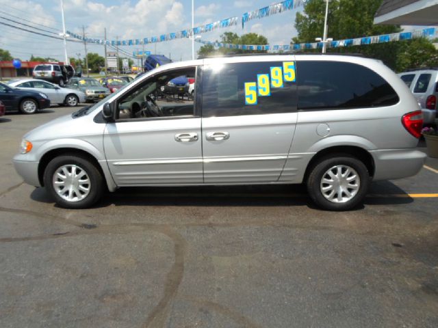 Chrysler Town and Country 2003 photo 4