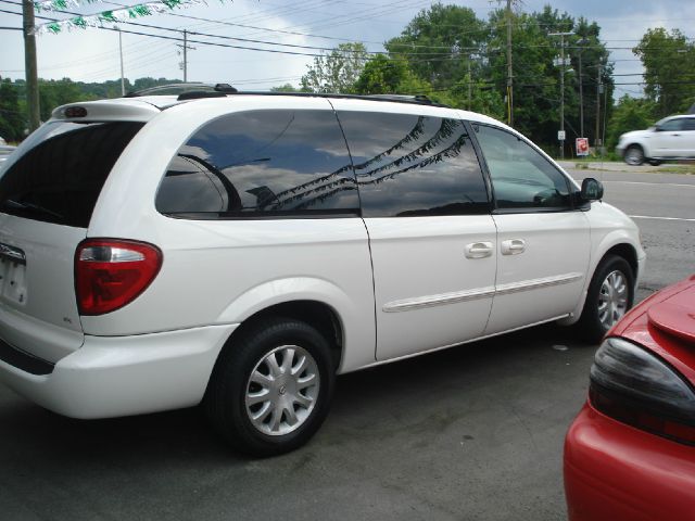 Chrysler Town and Country 2003 photo 1
