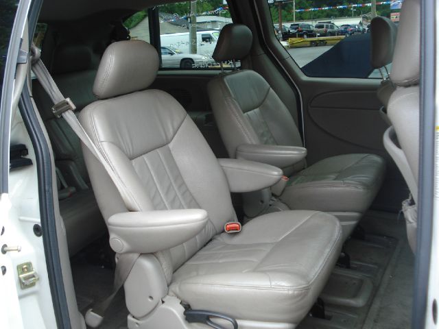 Chrysler Town and Country 2003 photo 2