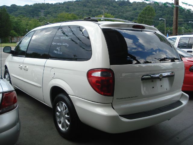 Chrysler Town and Country 2003 photo 3