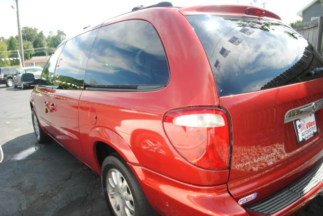 Chrysler Town and Country 2003 photo 1