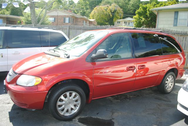 Chrysler Town and Country 2003 photo 2