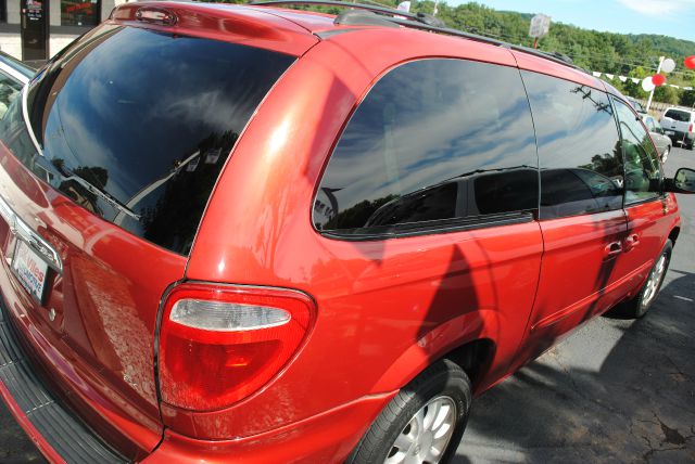 Chrysler Town and Country 2003 photo 3