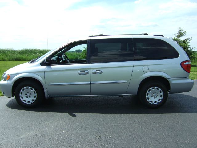 Chrysler Town and Country 2003 photo 16