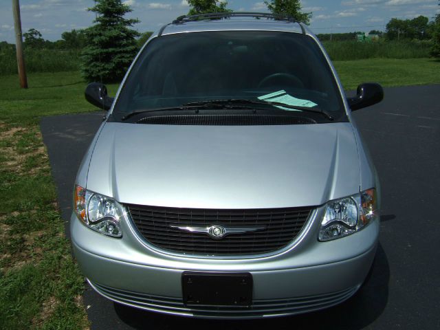 Chrysler Town and Country 2003 photo 17