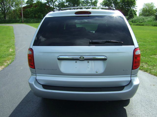 Chrysler Town and Country 2003 photo 18
