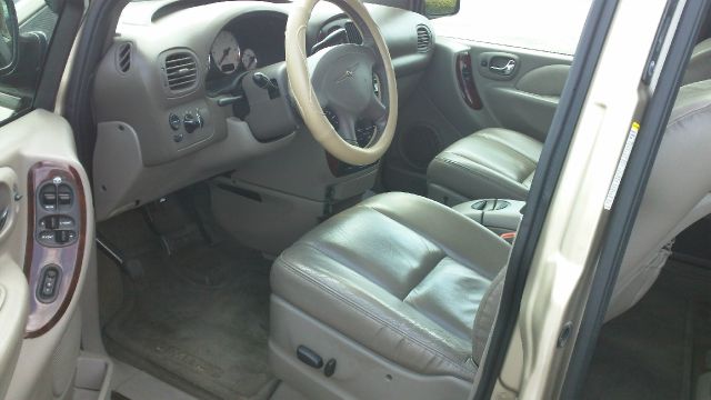 Chrysler Town and Country 2003 photo 16