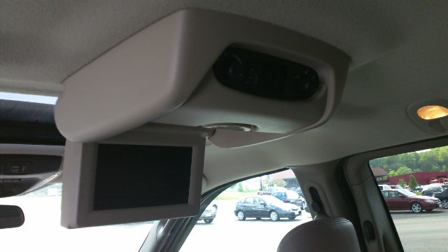 Chrysler Town and Country 2003 photo 2