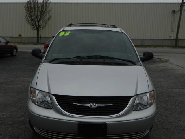 Chrysler Town and Country 2003 photo 1
