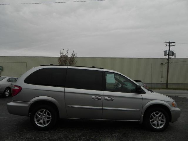 Chrysler Town and Country 2003 photo 2