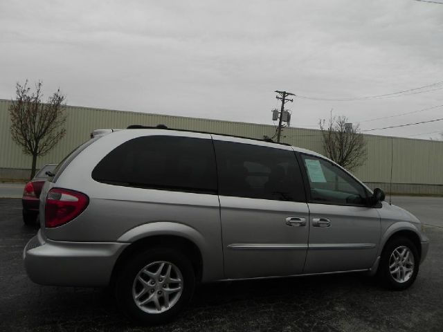 Chrysler Town and Country 2003 photo 3