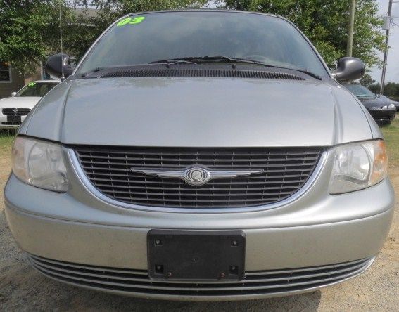 Chrysler Town and Country 2003 photo 2