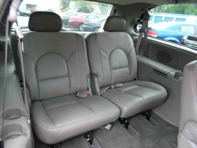 Chrysler Town and Country 2003 photo 1