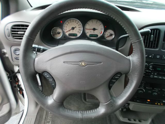 Chrysler Town and Country 2003 photo 11