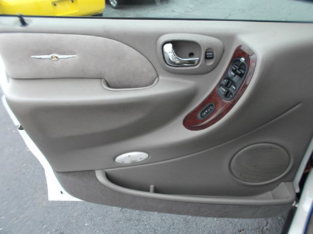 Chrysler Town and Country 2003 photo 12