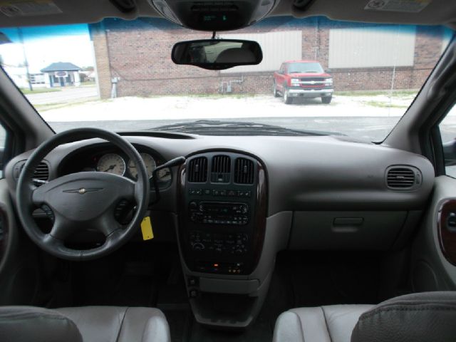Chrysler Town and Country 2003 photo 13
