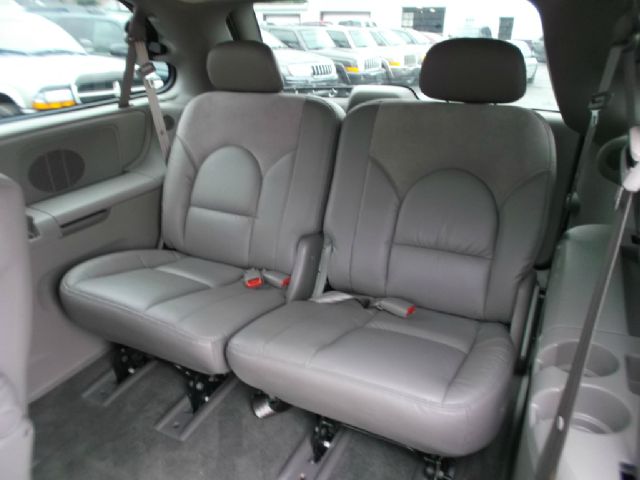 Chrysler Town and Country 2003 photo 2