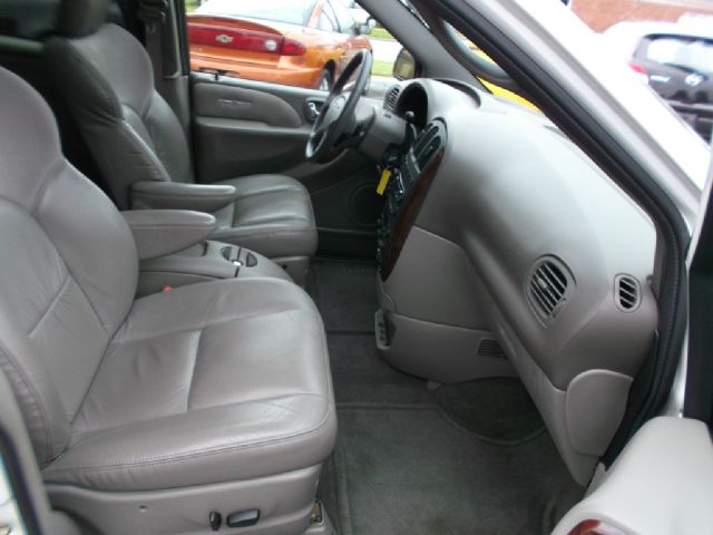 Chrysler Town and Country 2003 photo 3