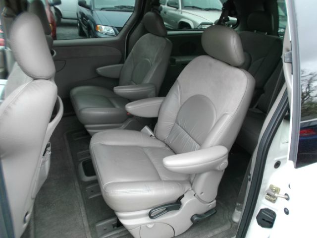 Chrysler Town and Country 2003 photo 4
