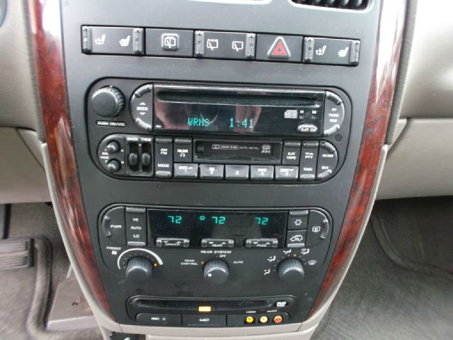 Chrysler Town and Country 2003 photo 5