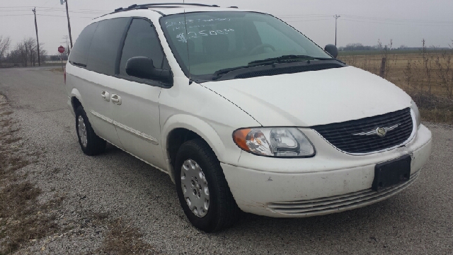 Chrysler Town and Country 2003 photo 2