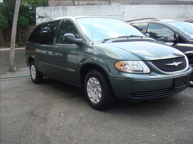 Chrysler Town and Country 2003 photo 2