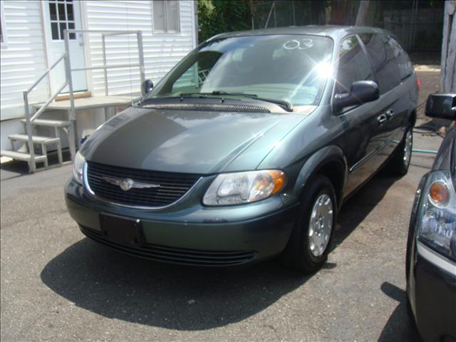 Chrysler Town and Country 2003 photo 3