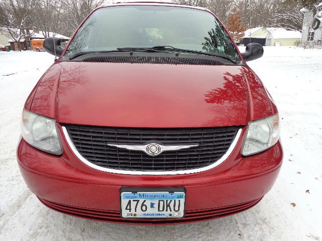 Chrysler Town and Country 2003 photo 2