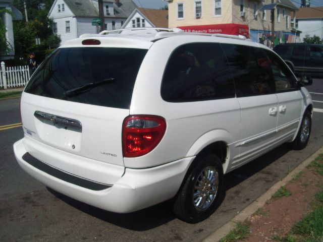 Chrysler Town and Country 2003 photo 1