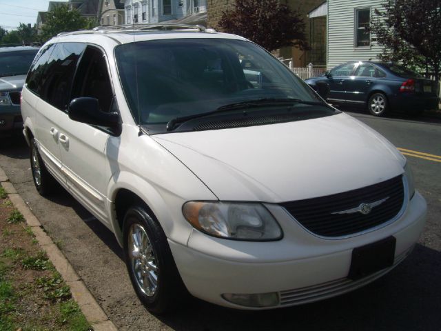 Chrysler Town and Country 2003 photo 2