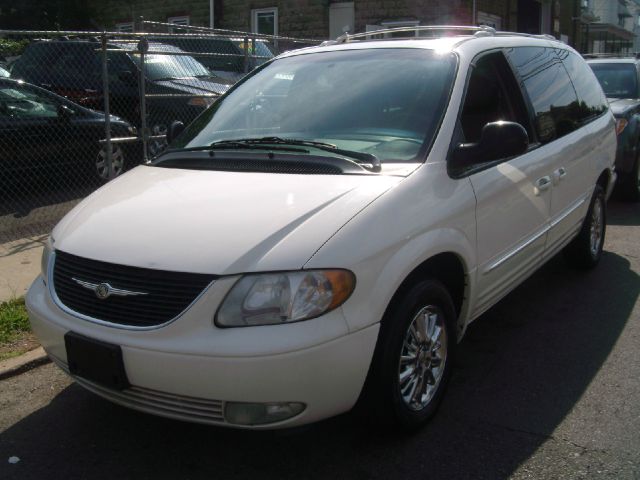 Chrysler Town and Country 2003 photo 3