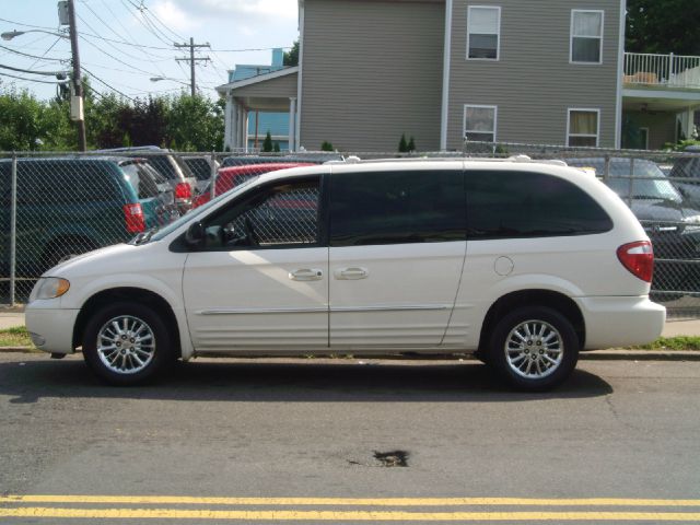 Chrysler Town and Country 2003 photo 4