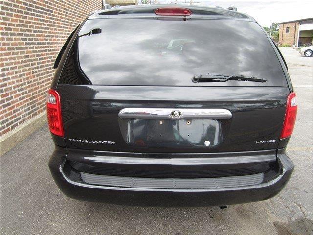 Chrysler Town and Country 2003 photo 1